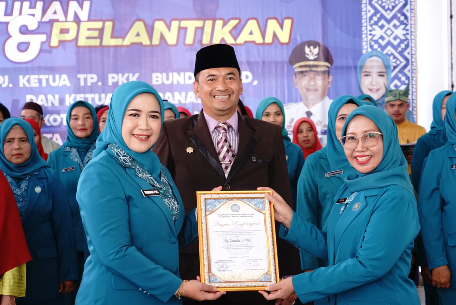 külotsiz toy libosidagi qiz dostlari Porno mushuk ichida pissed