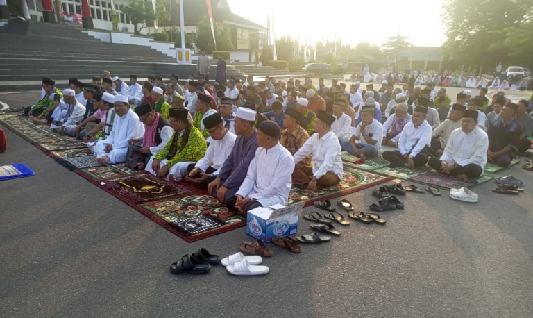 Wali Kota Pangkalpinang Bersama Warga Panjatkan Doa Lewat Salat Istisqa