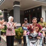 Warga Taat Pajak Asal Air Salemba Terima Sepeda Motor