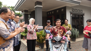 Warga Taat Pajak Asal Air Salemba Terima Sepeda Motor