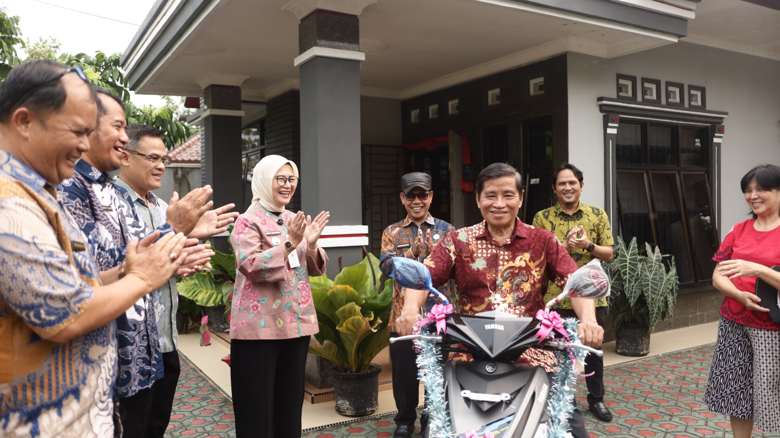 Warga Taat Pajak Asal Air Salemba Terima Sepeda Motor