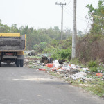 Pemkot Turunkan Alat Berat Bersih Sampah Liar di Teluk Bayur 