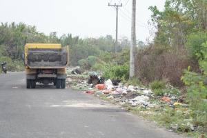 Pemkot Turunkan Alat Berat Bersih Sampah Liar di Teluk Bayur 