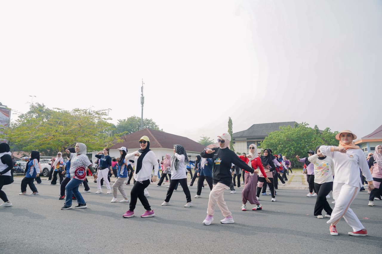 Pegawai Pemkot Pangkal Pinang dan Organisasi Wanita Semarakkan Senam Serumpun Sebalai